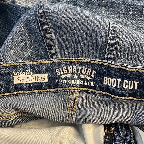Levi’s size 28! “Totally Shaping Boot Cut” - Picture 4 of 5